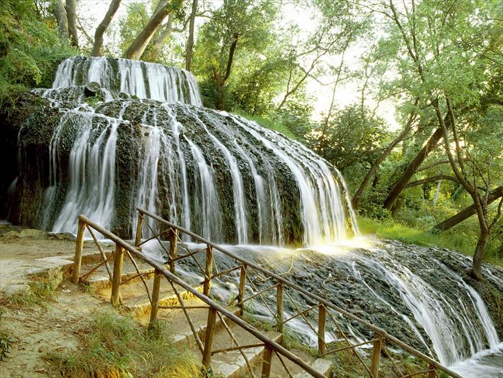 Krajobrazy - Rolling Waterfall, Monasterio de Piedra, Zaragoza Province, Spain.jpg