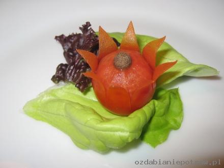Dekoracje z warzyw - A ozdoba-z-pomidora-tulipan-gotowa.jpg
